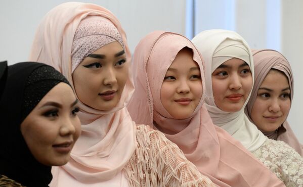 دختران در جشن روز جهانی حجاب در بیشکک، قرقیزستان - اسپوتنیک افغانستان  