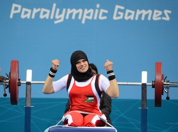 فاطاما احمد، ورزشکار اردنی در جریان مسابقات وزن برداری در بازی های پارالمپیک - اسپوتنیک افغانستان  