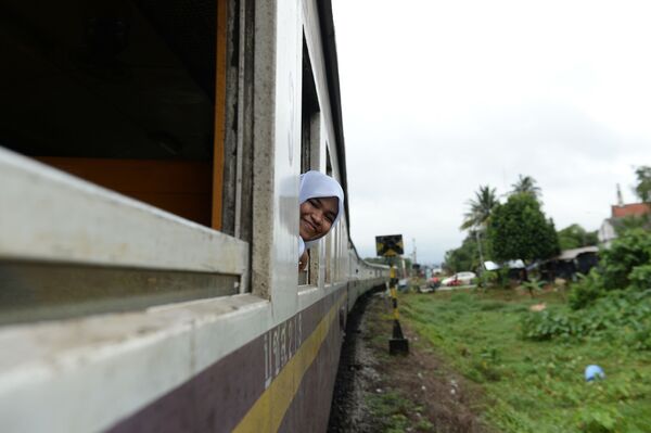 دانشجوی مسلمان سوار قطار در تایلند  - اسپوتنیک افغانستان  