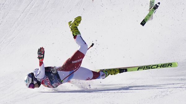Швейцарский горнолыжник Урс Криенбюль во время падения на соревнованиях по скоростному спуску на горных лыжах среди мужчин на этапе Кубка мира по скоростному спуску в Кицбюэле, Австрия - اسپوتنیک افغانستان  