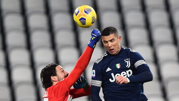 El delantero portugués de Juventus Cristiano Ronaldo se eleva por encima del portero de Sassuolo, Andrea Consigli, durante un partido - اسپوتنیک افغانستان  