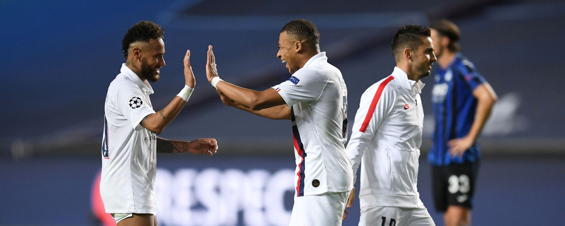 Paris St Germain's Neymar and Kylian Mbappe celebrate after they orchestrated a late comeback to knock out Atalanta. - اسپوتنیک افغانستان  , 1920, 07.06.2021