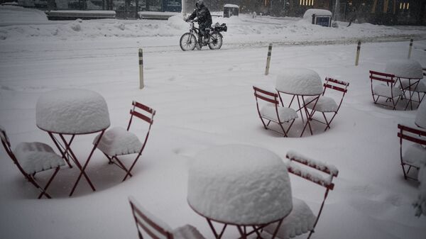 Курьер на велосипеде во время сильного снегопада в Нью-Йорке - اسپوتنیک افغانستان  