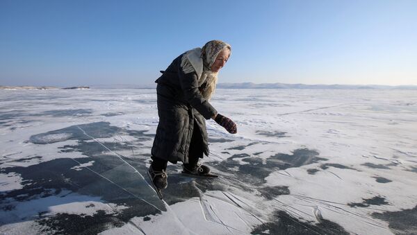 اسکیت بازی لیوبوف مورخودوا روی یخ های دریاچه بایکال
 - اسپوتنیک افغانستان  