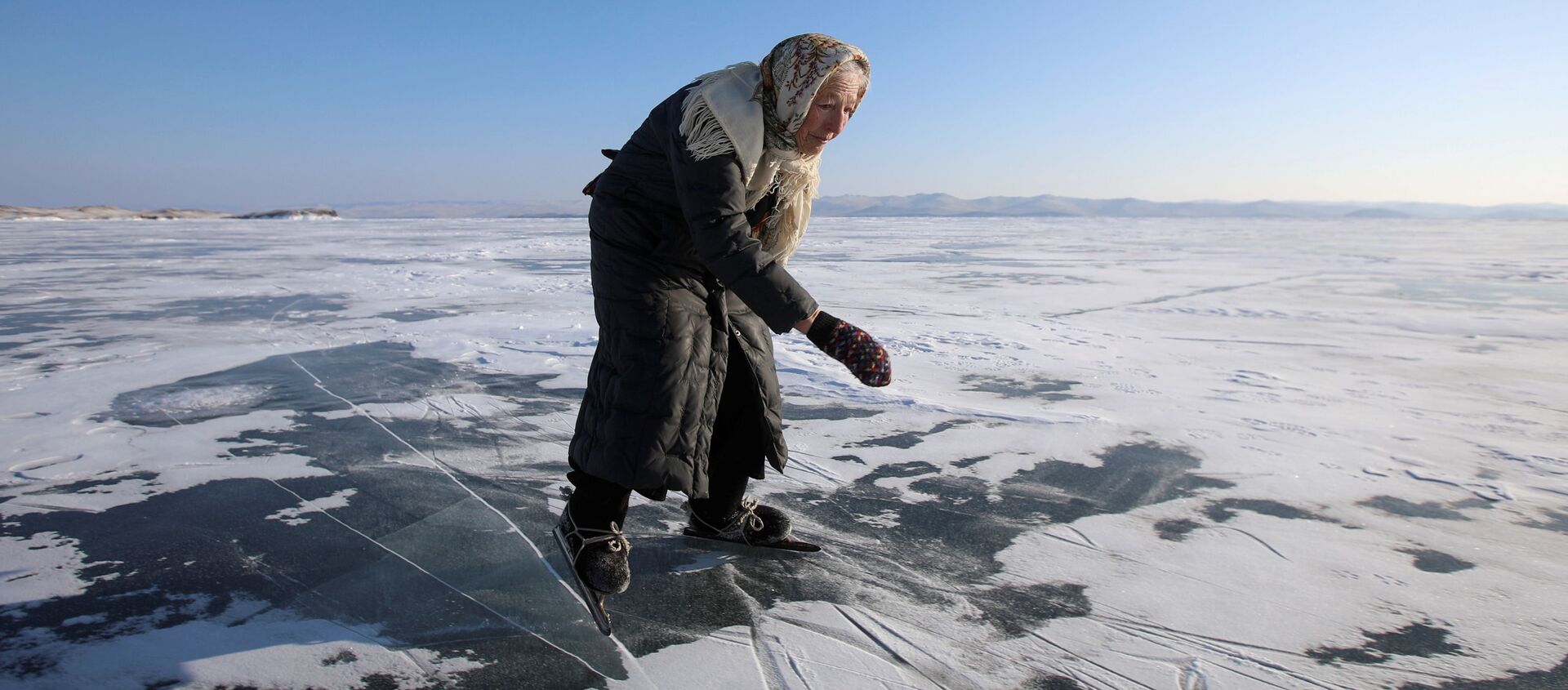 اسکیت بازی لیوبوف مورخودوا روی یخ های دریاچه بایکال
 - اسپوتنیک افغانستان  , 1920, 03.02.2021