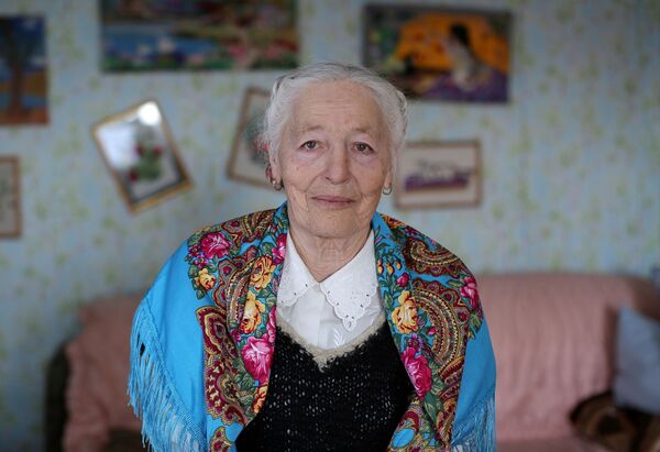 لیوبوف مورخودوا در خانه اش در ساحل دریاچه بایکال - اسپوتنیک افغانستان  