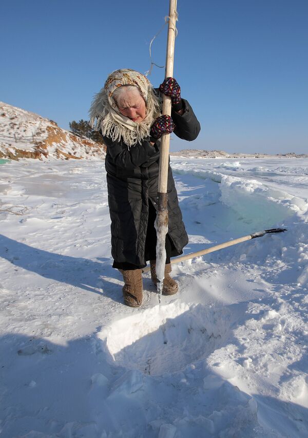لیوبوف مورخودوا یخ های دریاچه بایکال را برای گرفتن  آب می شکند   - اسپوتنیک افغانستان  