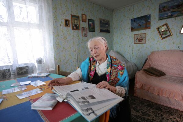 لیوبوف مورخودوا 79ساله اهل روستایی در ایرکوتسک روسیه در خانه اش - اسپوتنیک افغانستان  
