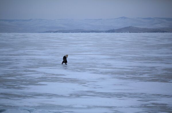 اسکیت بازی لیوبوف مورخودوا روی یخ های دریاچه بایکال - اسپوتنیک افغانستان  