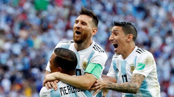 Leo Messi (centro), futbolista argentino - اسپوتنیک افغانستان  