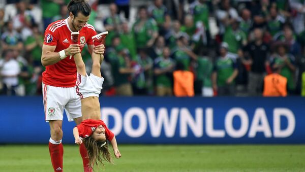 Нападающий сборной Уэльса Гарет Бэйл со своей дочерью на Евро-2016 во Франции - اسپوتنیک افغانستان  