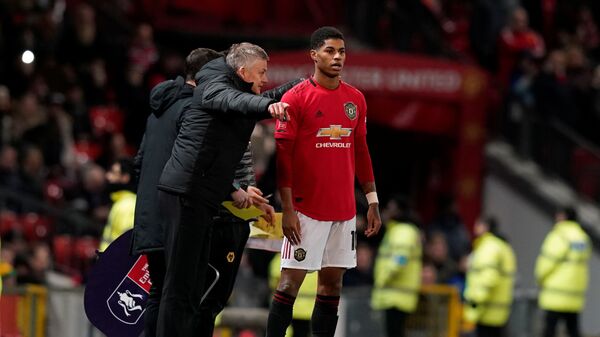 Soccer Football - FA Cup Third Round Replay - Manchester United v Wolverhampton Wanderers - Old Trafford, Manchester, Britain - January 15, 2020   Manchester United manager Ole Gunnar Solskjaer talks to Marcus Rashford as he prepares to come on  - اسپوتنیک افغانستان  