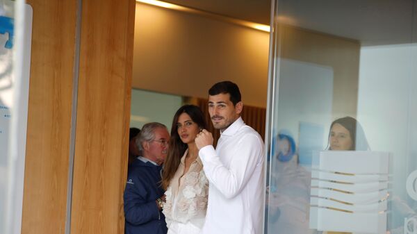Iker Casillas sale del hospital en Porto junto a su esposa Sara Carbonero - اسپوتنیک افغانستان  