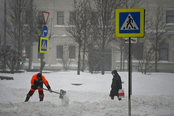کارمندان شهرداری هنگام پاک کاری برف. - اسپوتنیک افغانستان  
