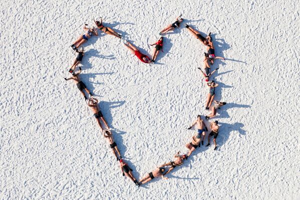 دوستداران شنای زمستانی در دریای بالتیک به احترام روز ولنتاین در گدانسک - اسپوتنیک افغانستان  