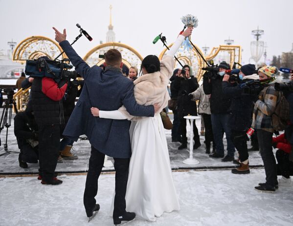 مراسم عروسی دو زوج جوان روسی روی میدان یخ در مسکو - اسپوتنیک افغانستان  