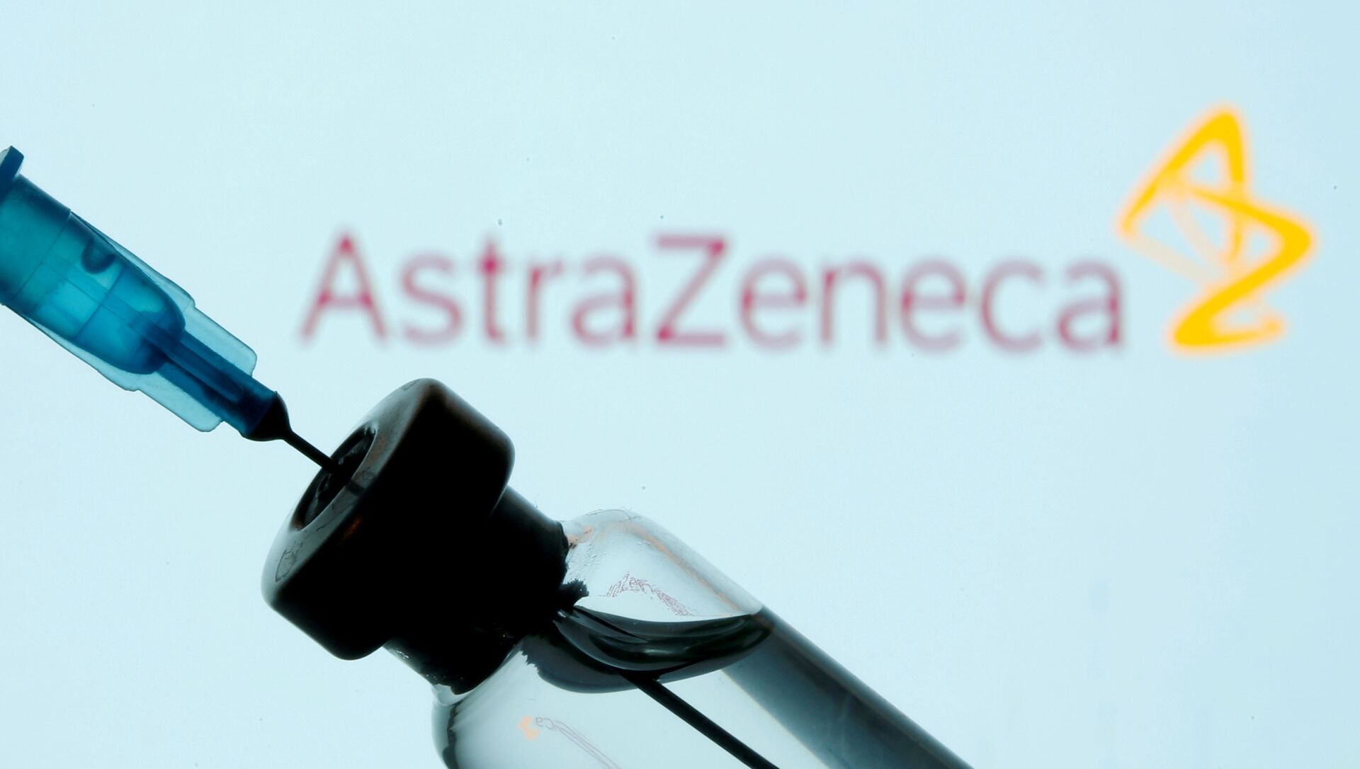 FILE PHOTO: A vial and syringe are seen in front of a displayed AstraZeneca logo in this illustration taken January 11, 2021 - اسپوتنیک افغانستان  , 1920, 16.02.2021