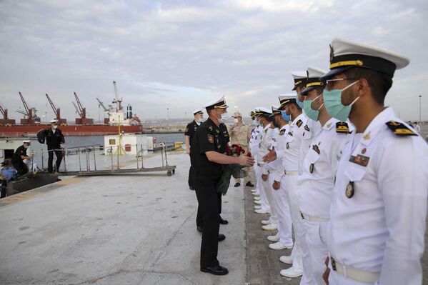 احوالپرسی فرمانده روس با سربازان نیروی دریایی ایران  - اسپوتنیک افغانستان  