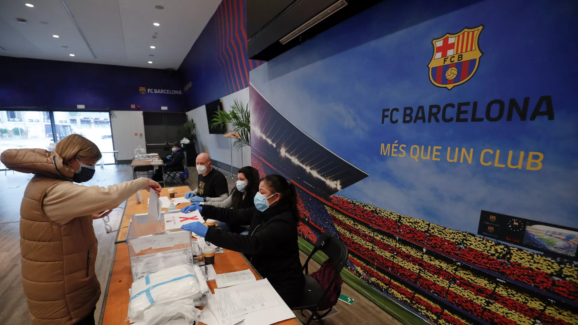 باشگاه بارسلونا A woman casts her ballot in a polling station at FC Barcelona's Auditorium, next to Camp Nou stadium, during regional elections in Catalonia, amid the outbreak of the coronavirus disease (COVID-19), in Barcelona, Spain, 14 February 2021. REUTERS/Albert Gea باشگاه بارسلونا A woman casts her ballot in a polling station at FC Barcelona's Auditorium, next to Camp Nou stadium, during regional elections in Catalonia, amid the outbreak of the coronavirus disease (COVID-19), in Barcelona, Spain, 14 February 2021. REUTERS/Albert Gea - اسپوتنیک افغانستان , 1920, 31.01.2022