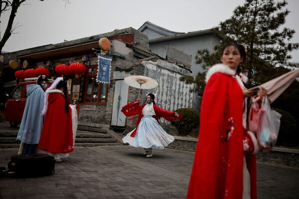 دختران با لباس های سنتی در جشن سال نو در چین. - اسپوتنیک افغانستان  