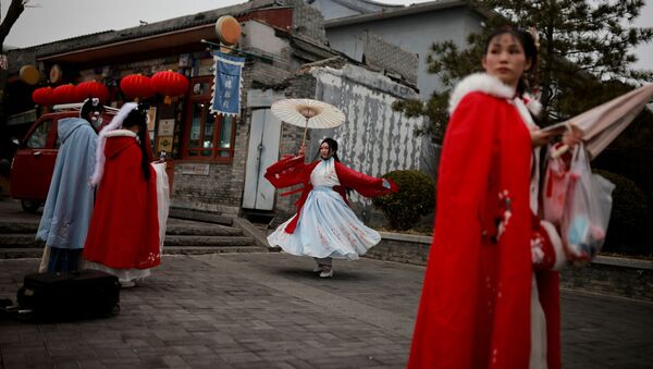 دختران با لباس های سنتی در جشن سال نو در چین. - اسپوتنیک افغانستان  