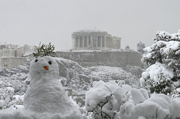 آدم برفی، و برف‌باری شدید در یونان. - اسپوتنیک افغانستان  