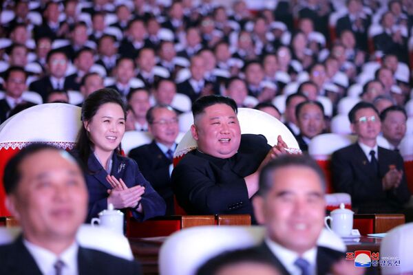 رهبر کره شمالی کیم جونگ اون با همسرش در اجرای موسیقی اختصاص داده شده به سالگرد کیم جونگ ایل. - اسپوتنیک افغانستان  