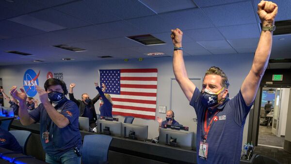 اعضای تیم ناسا پس از دریافت تائید فرود موفقیت آمیز در مریخ  - اسپوتنیک افغانستان  