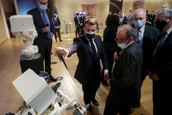 حضور امانوئل مکرون، رئیس جمهور فرانسه در مرکز تحقیقات ملی فضایی این کشور. - اسپوتنیک افغانستان  