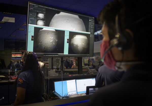 اعضای تیم ناسا در حال تماشای اولین تصاویر از مریخ  - اسپوتنیک افغانستان  