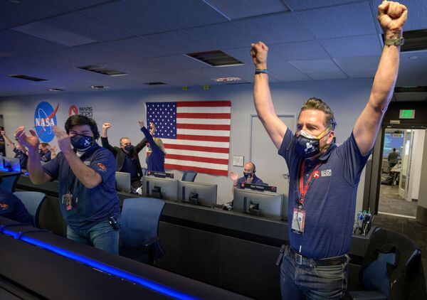 اعضای تیم ناسا پس از دریافت تائید فرود موفقیت آمیز در مریخ  - اسپوتنیک افغانستان  