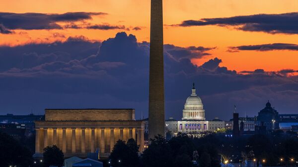 Мемориал Линкольна,  монумент Вашингтону и Капитолий США на рассвете в день инаугурации в Вашингтоне - اسپوتنیک افغانستان  