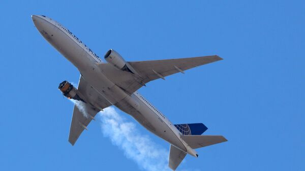 Пассажирский Boeing 777 авиакомпании United Airlines летит в горящим двигателем над Денвером  - اسپوتنیک افغانستان  