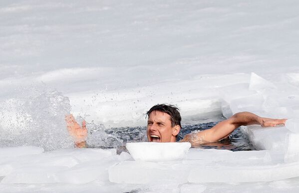 فریدایور دیوید، ریکارددار شنا در زیر یخ. - اسپوتنیک افغانستان  