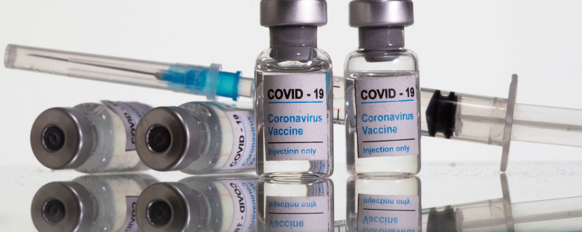 Vials labelled COVID-19 Coronavirus Vaccine and sryinge are seen in front of displayed Johnson&Johnson logo in this illustration taken, February 9, 2021 - اسپوتنیک افغانستان  , 1920, 13.07.2021