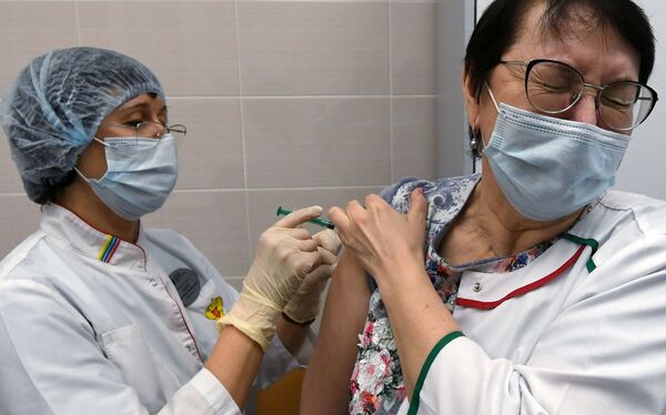 کادر پزشکی دانشگاه فدرال سیبری روسیه هنگام دریافت واکسین ضد کرونا اسپوتنیک وی روسی
 - اسپوتنیک افغانستان  