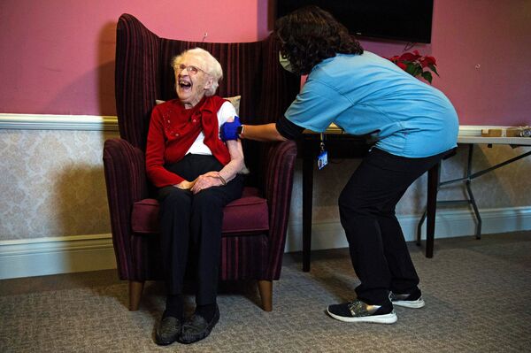 زن 100 ساله لندنی در خانه سالمندان در هنگام دریافت واکسین ضد کرونا شرکت AstraZeneca و دانشگاه Oxford
 - اسپوتنیک افغانستان  