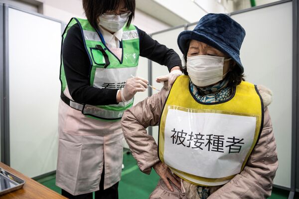 پرستار در حال تمرین تزریق واکسین ضد کرونا در کاوازاکی جاپان
 - اسپوتنیک افغانستان  