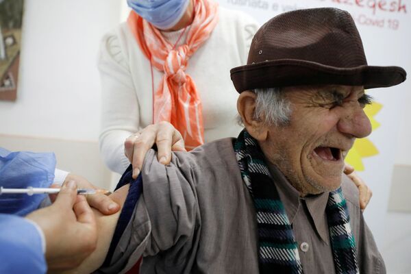 مرد مسن هنگام دریافت واکسین ضد کرونا در فیر، آلبانی
 - اسپوتنیک افغانستان  