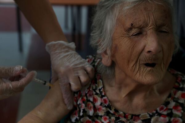 یکی از ساکنان خانه سالمندان هنگام دریافت واکسین ضد کرونا CoronaVac در شیکی
 - اسپوتنیک افغانستان  