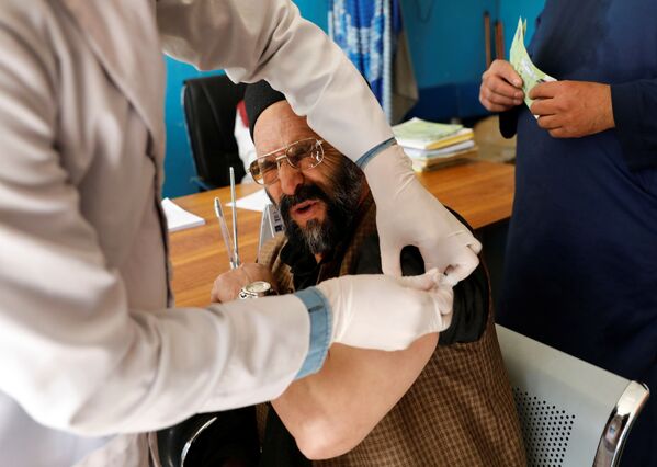 هنری (جک) ووکس، 98 ساله، پس از دریافت واکسین Pfizer-BioNTec  در بریستول، بریتانیا
 - اسپوتنیک افغانستان  