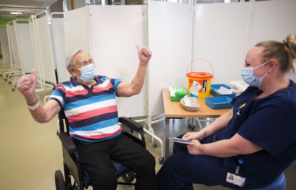هنری (جک) ووکس، 98 ساله، پس از دریافت واکسین Pfizer-BioNTec  در بریستول، بریتانیا
 - اسپوتنیک افغانستان  