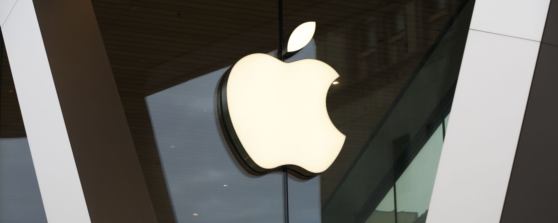 This Saturday, March 14, 2020 file photo shows an Apple logo on the facade of the downtown Brooklyn Apple store in New York. On Tuesday, Nov. 10, 2020 - اسپوتنیک افغانستان  , 1920, 02.02.2022
