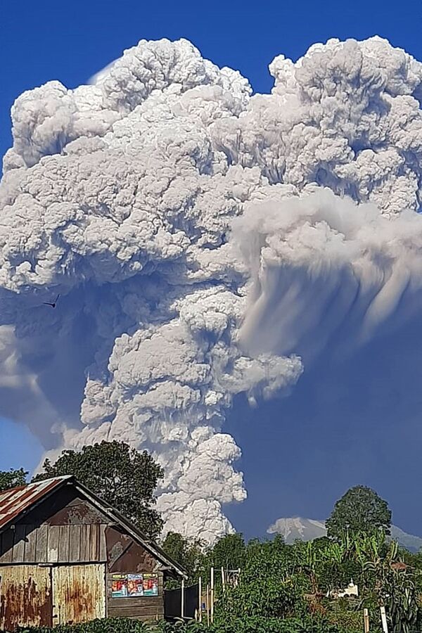 فوران آتشفشان سینابونگ اندونزی
 - اسپوتنیک افغانستان  