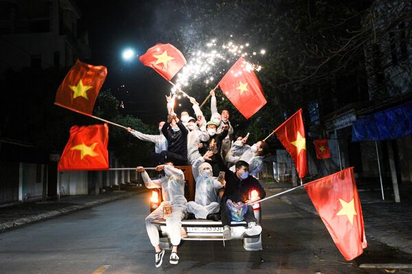 جشن و پای کوبی بخاطر برداشتند قرنطین در ویتنام. - اسپوتنیک افغانستان  