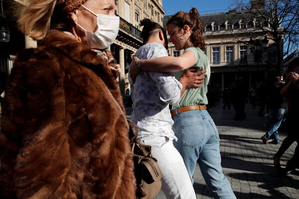 رقص دختر و بچه در پاریس. - اسپوتنیک افغانستان  