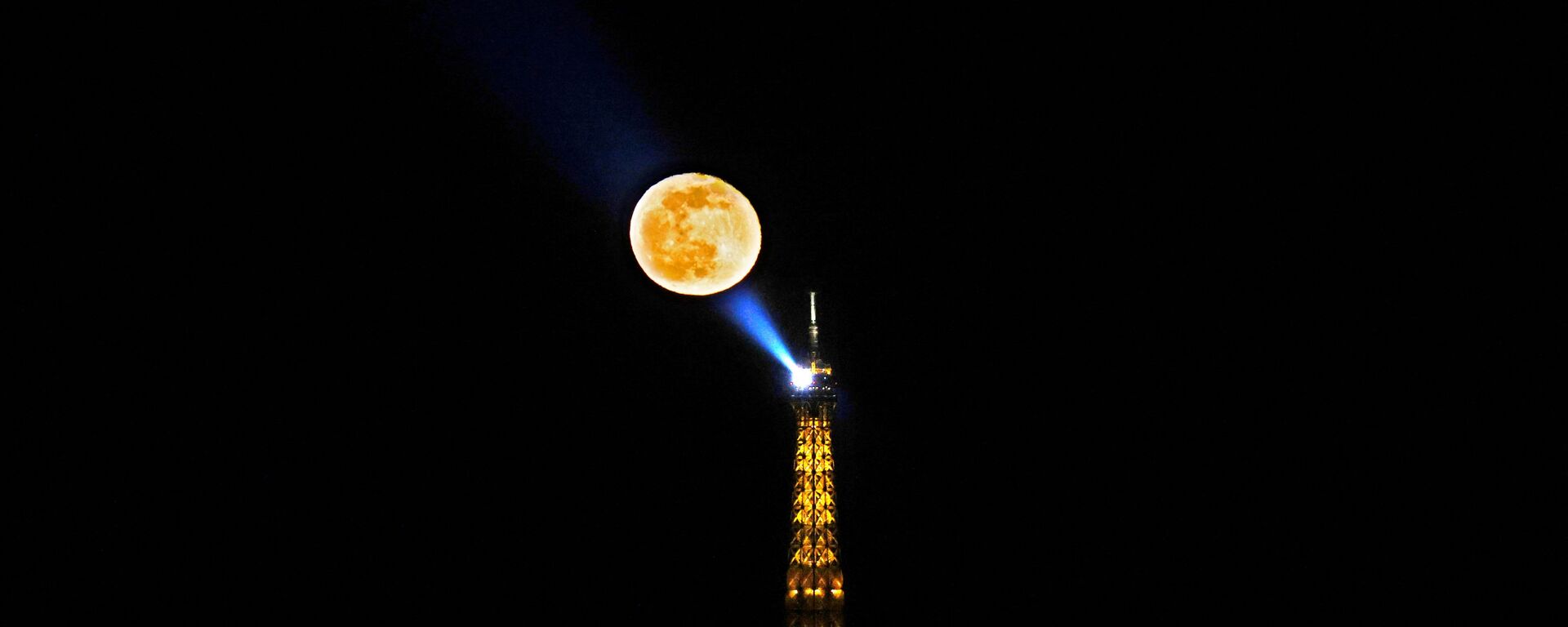 Луна на фоне Эйфелевой башни в Париже - اسپوتنیک افغانستان  , 1920, 21.03.2022