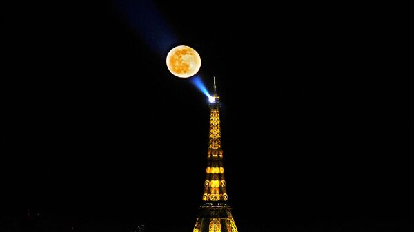 Луна на фоне Эйфелевой башни в Париже - اسپوتنیک افغانستان  