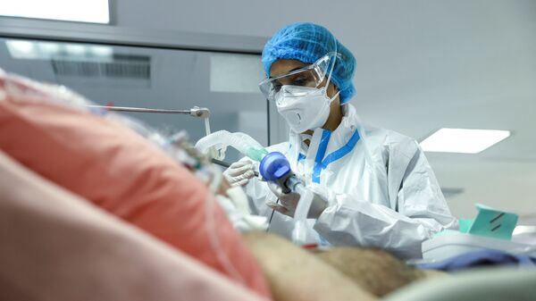 Медсестра у пациента в отделении интенсивной терапии в больнице в Афинах, Греция  - اسپوتنیک افغانستان  