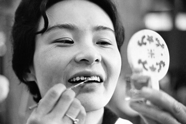 دختر جاپانی هنگام رنگ کردن دندان ها به رنگ سیاه. - اسپوتنیک افغانستان  